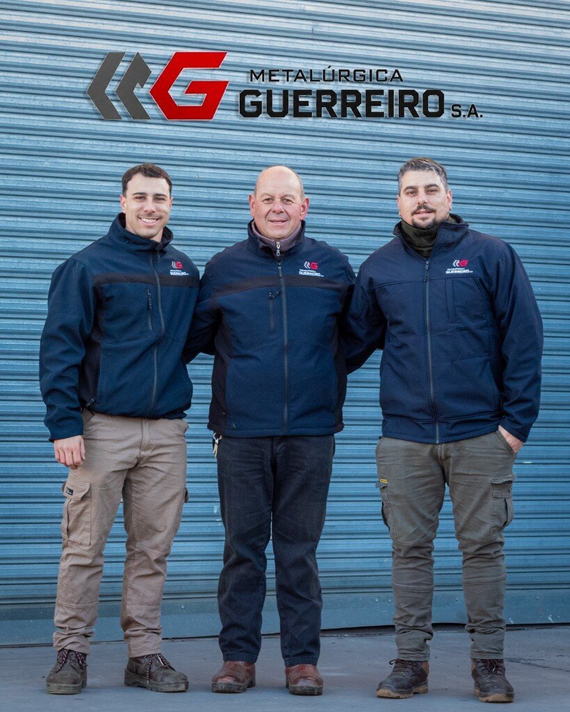 Marcelo Guerreiro y la nueva generación del equipo en el taller de Metalúrgica Guerreiro